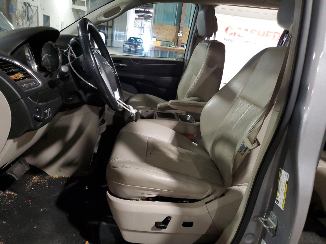 Chrysler Minivan Touring L Image 7