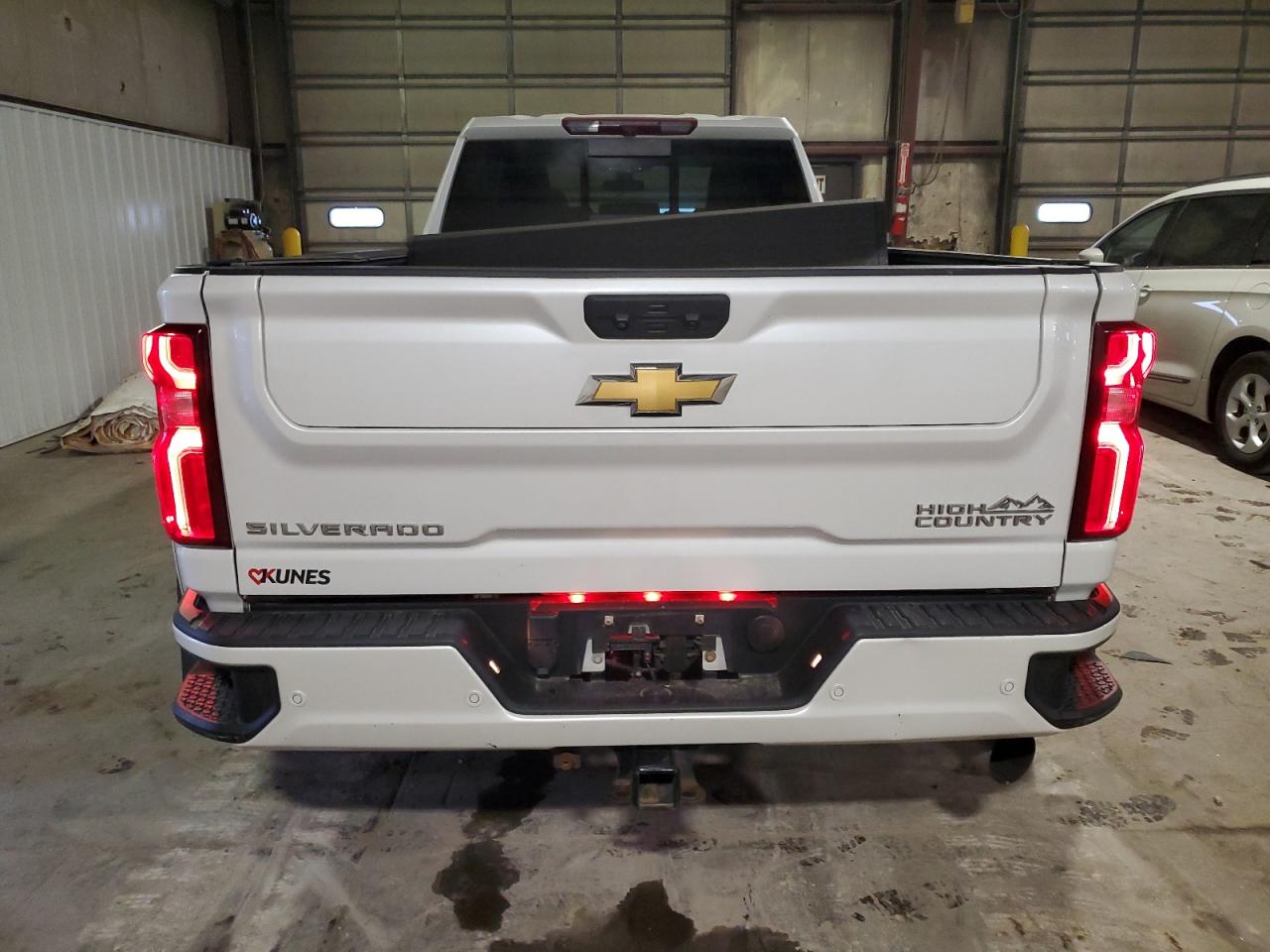 Chevrolet Silverado K3500 High Country Image 6