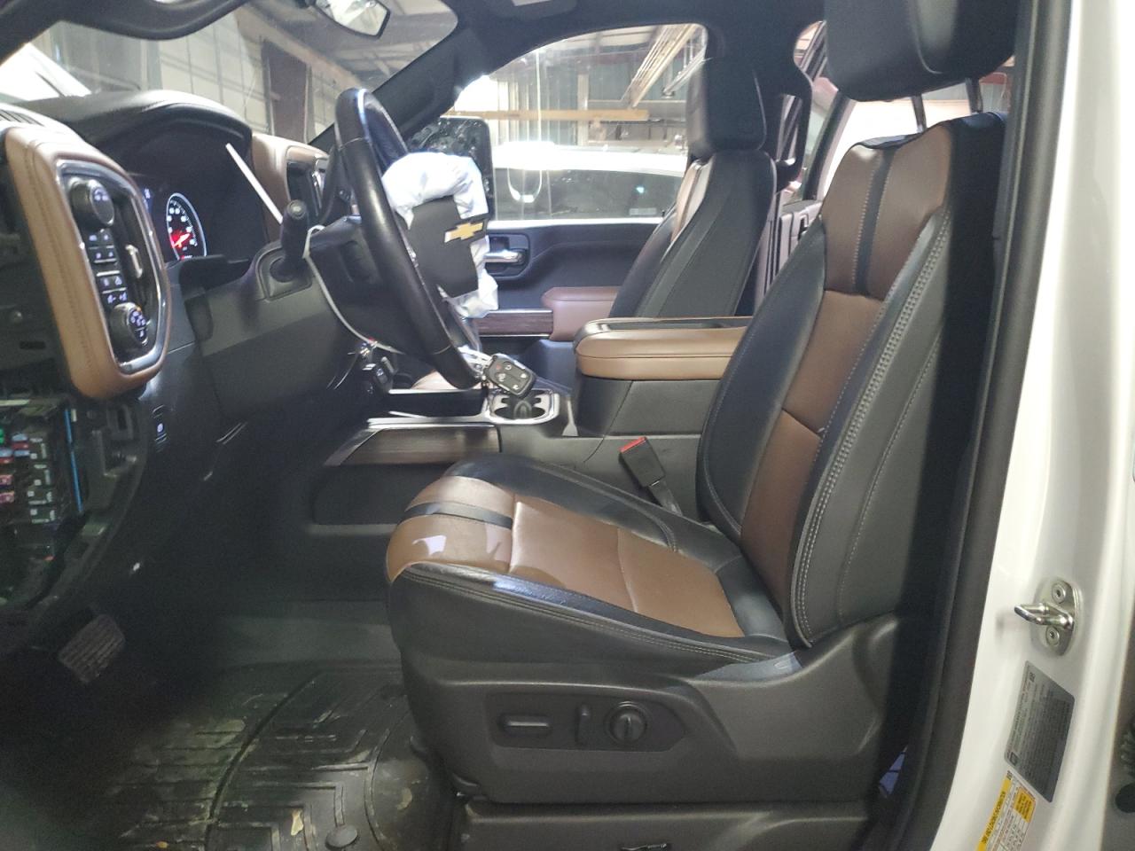 Chevrolet Silverado K3500 High Country Image 3