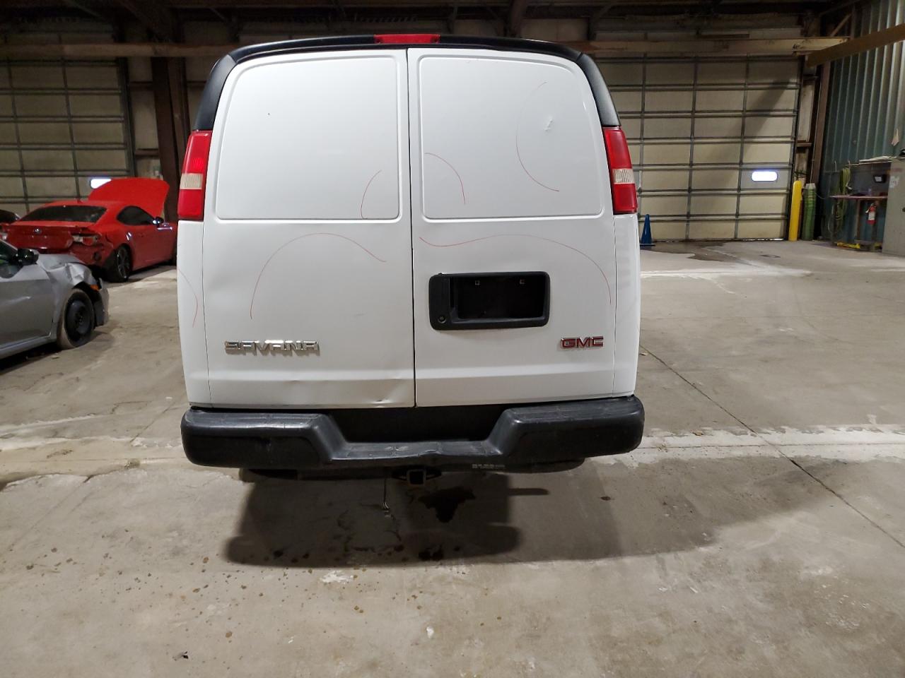 GMC Savana G3500 Image 6