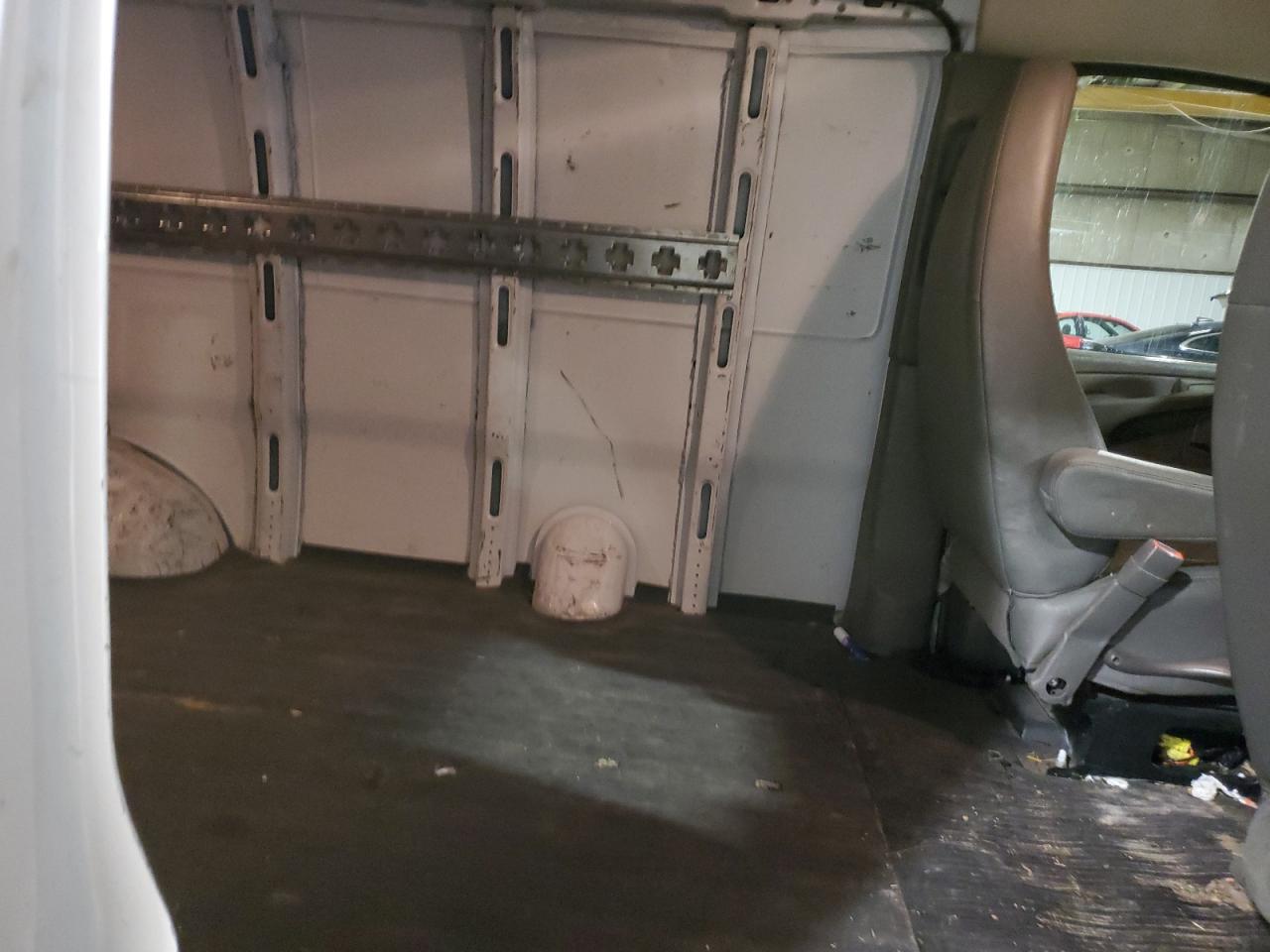 GMC Savana G3500 Image 10