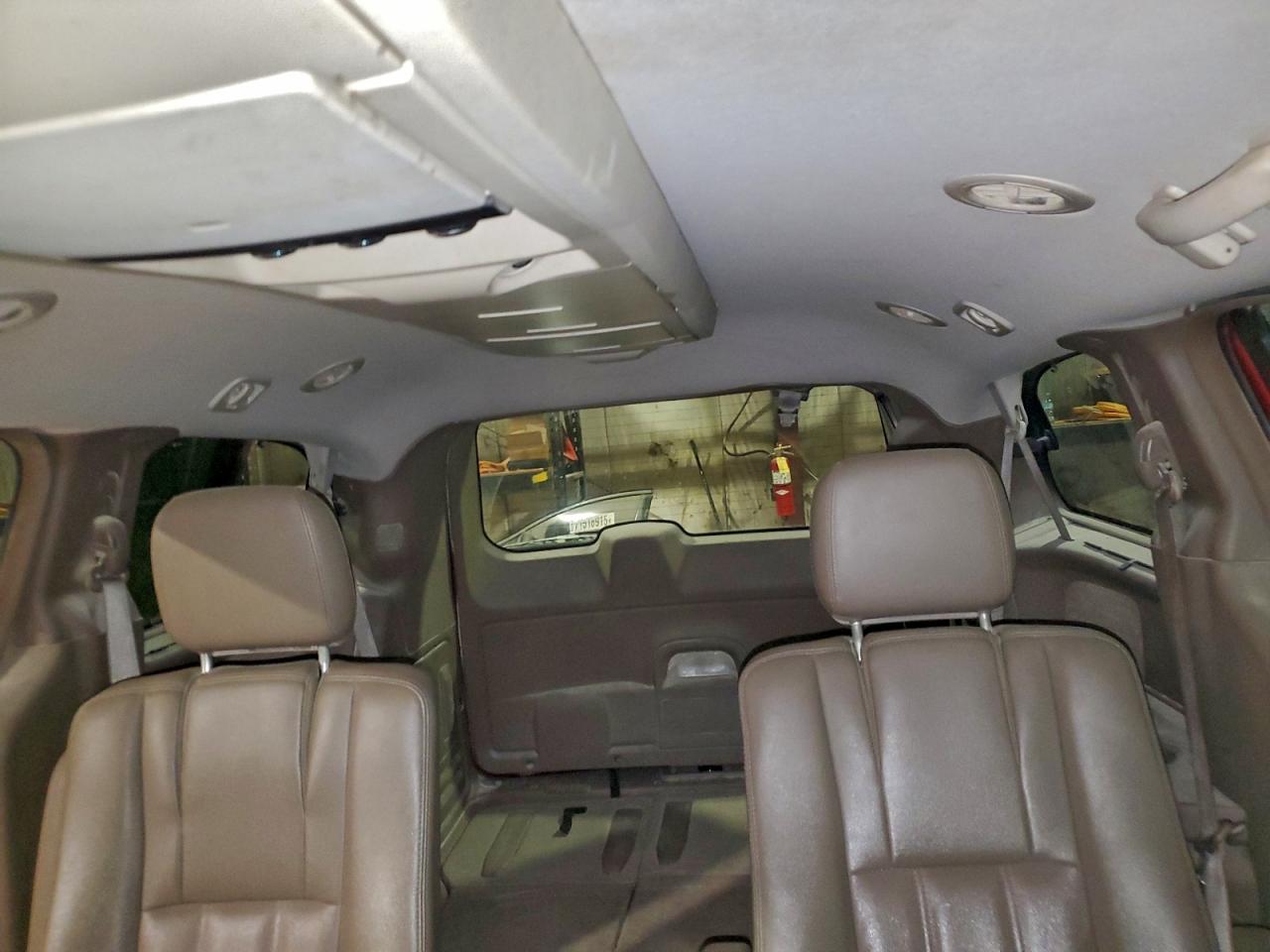 Chrysler Minivan Touring Image 9