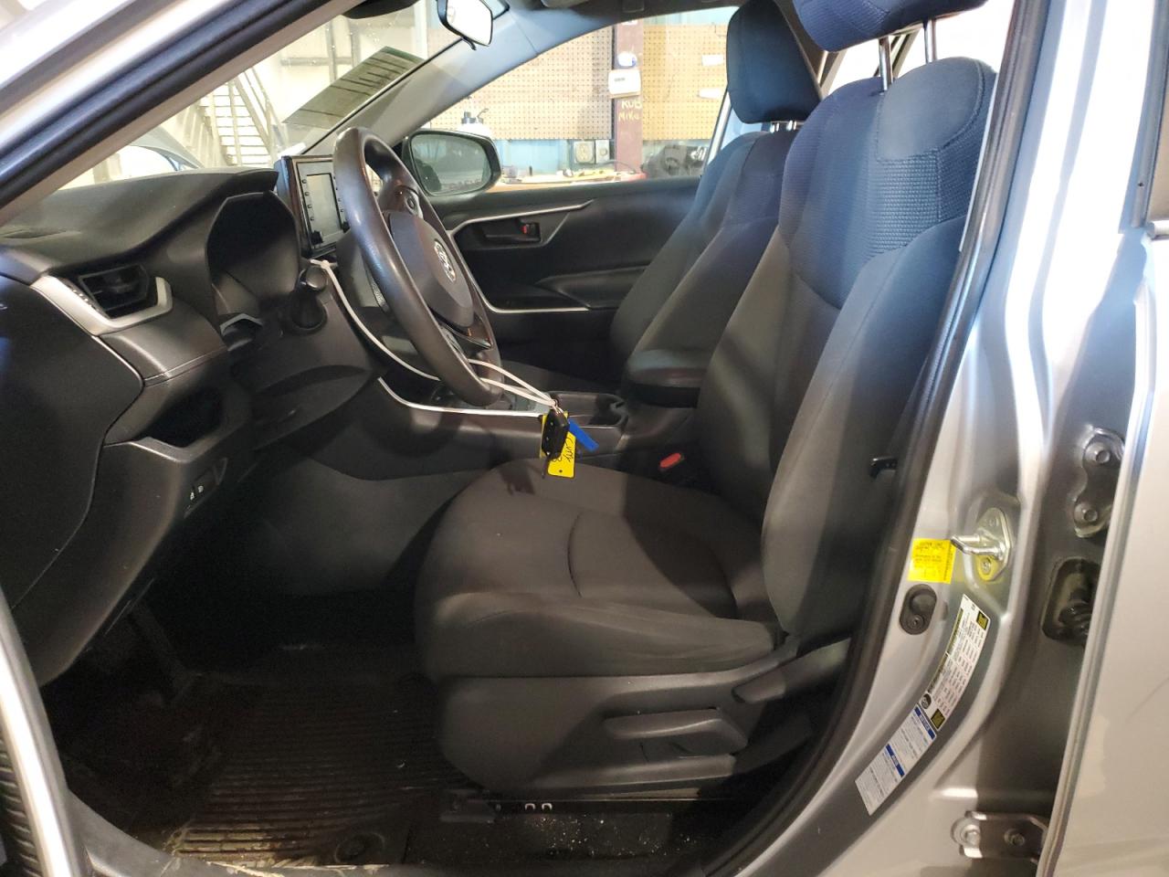 Toyota RAV4 Le Image 9