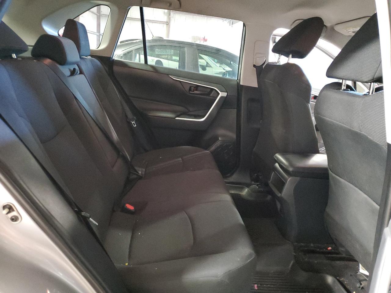 Toyota RAV4 Le Image 13