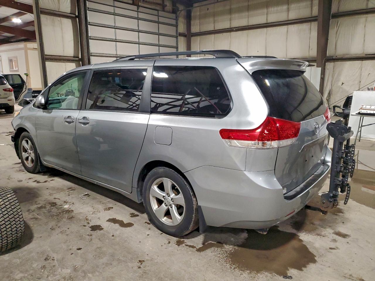 Toyota Sienna Le Image 3