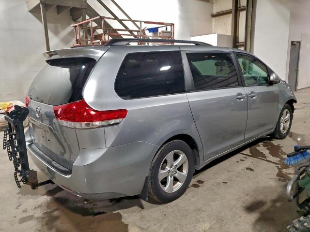 Toyota Sienna Le Image 2