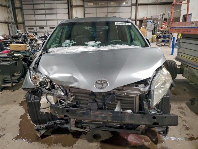 Toyota Sienna Le Image 10