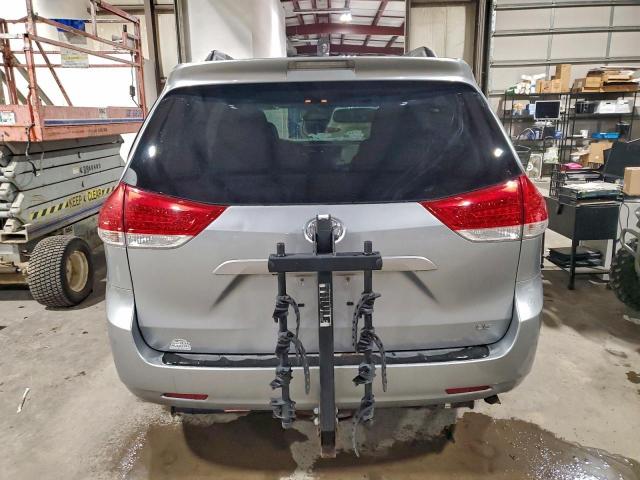 Toyota Sienna Le Image 7