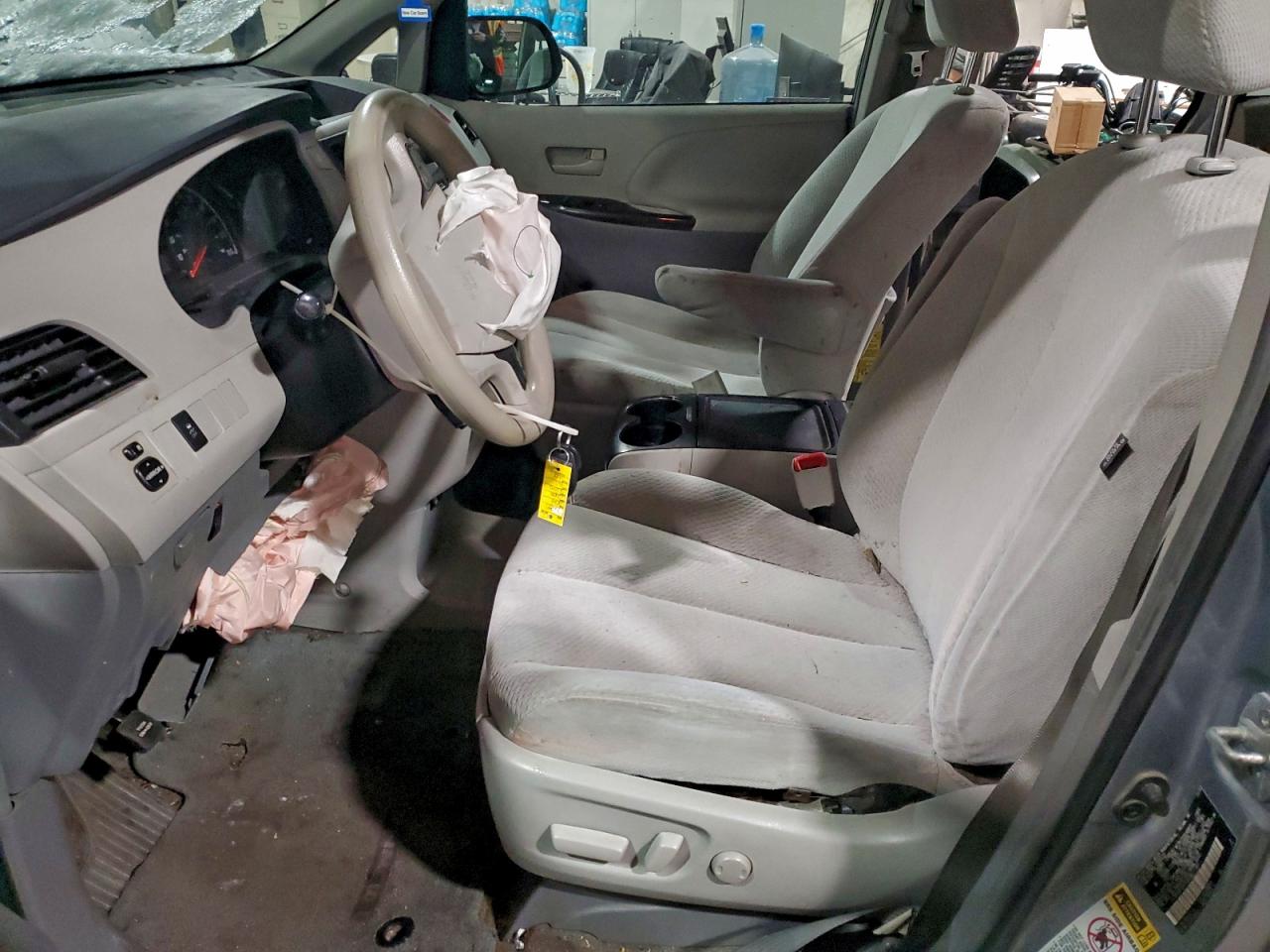 Toyota Sienna Le Image 6