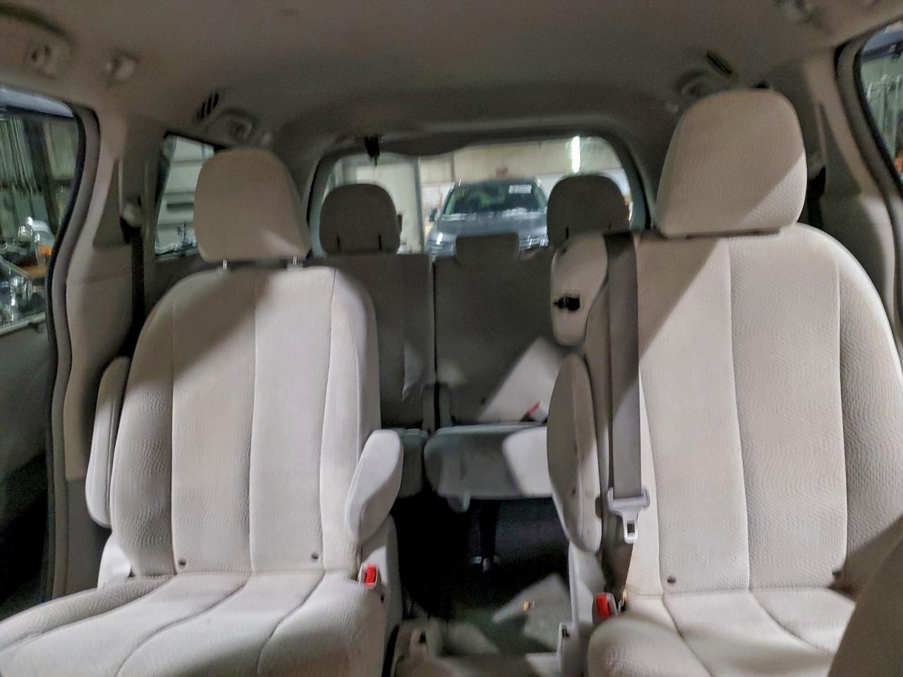 Toyota Sienna Le Image 12