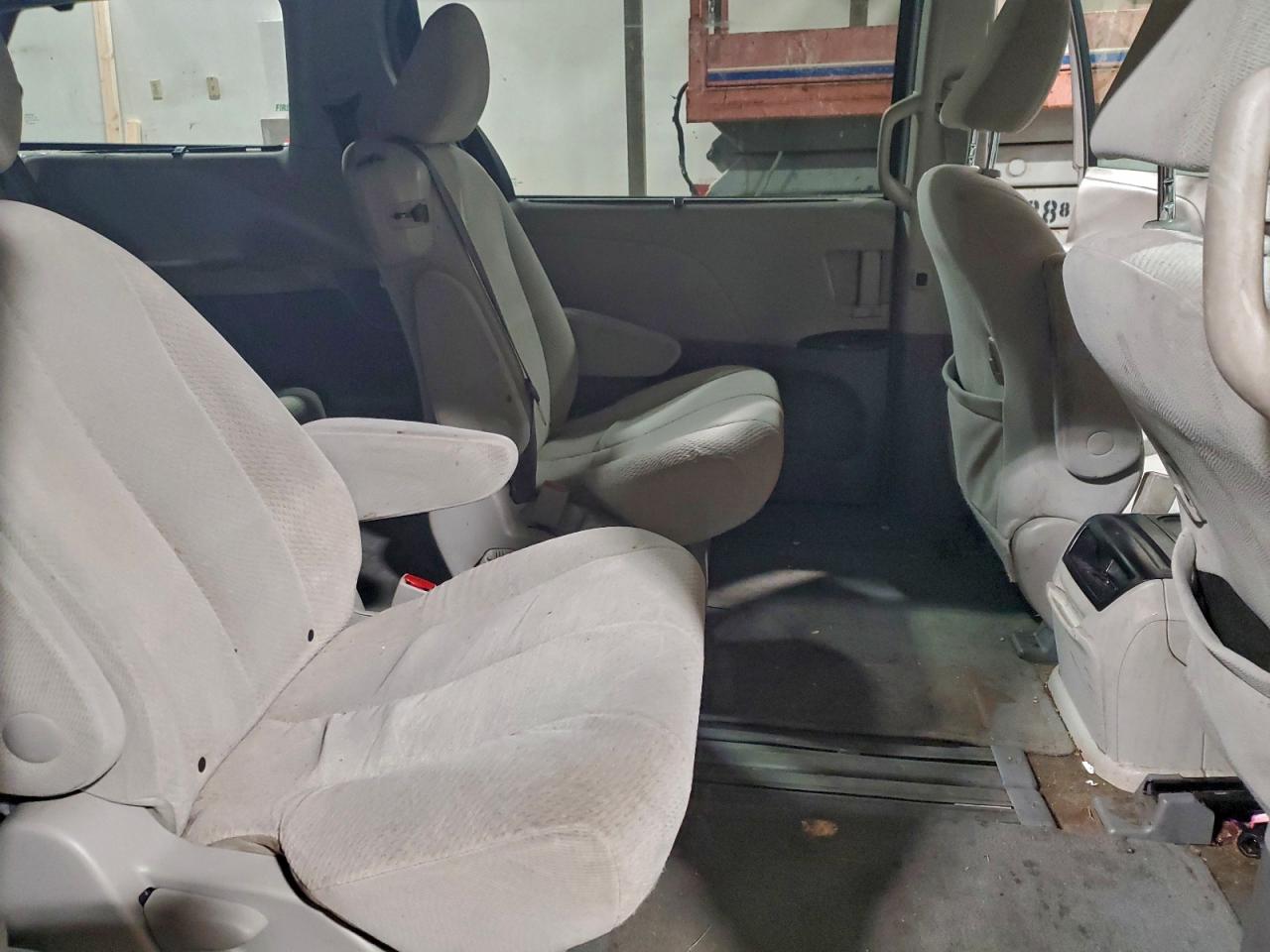 Toyota Sienna Le Image 13