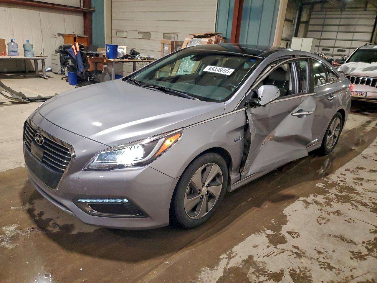 Hyundai SONATA Hybrid Image 1