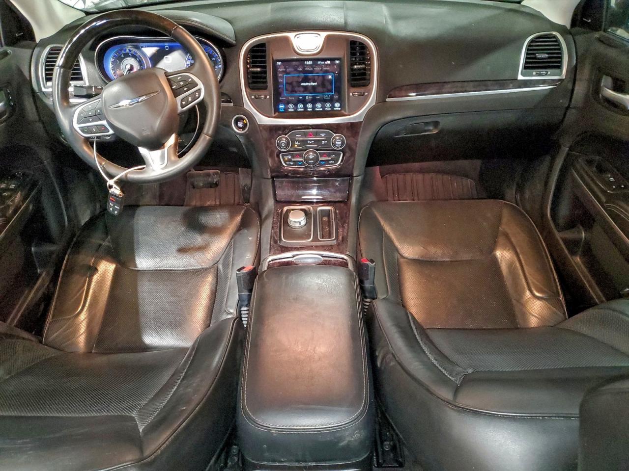 Chrysler 300 Limited Image 12