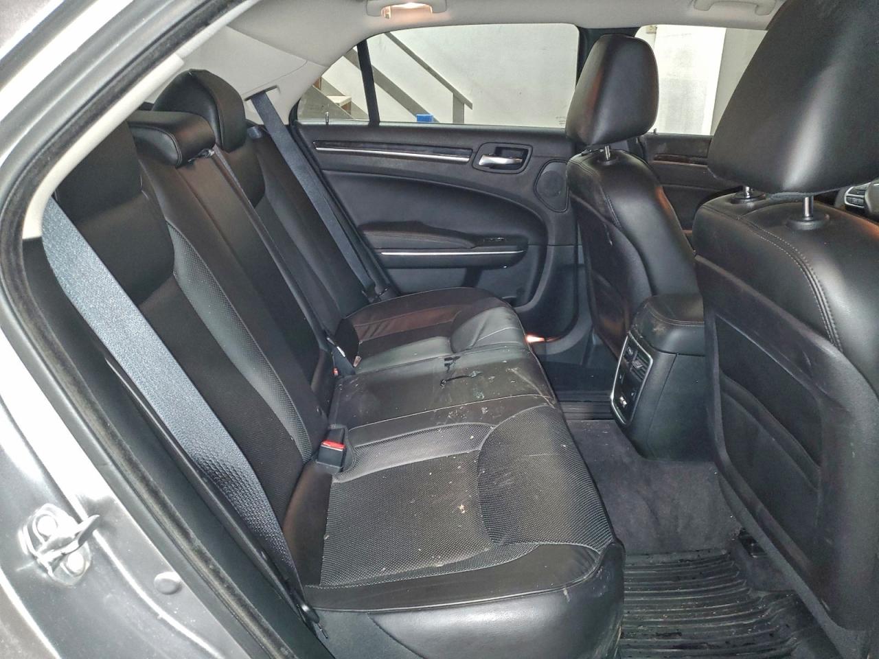 Chrysler 300 Limited Image 11