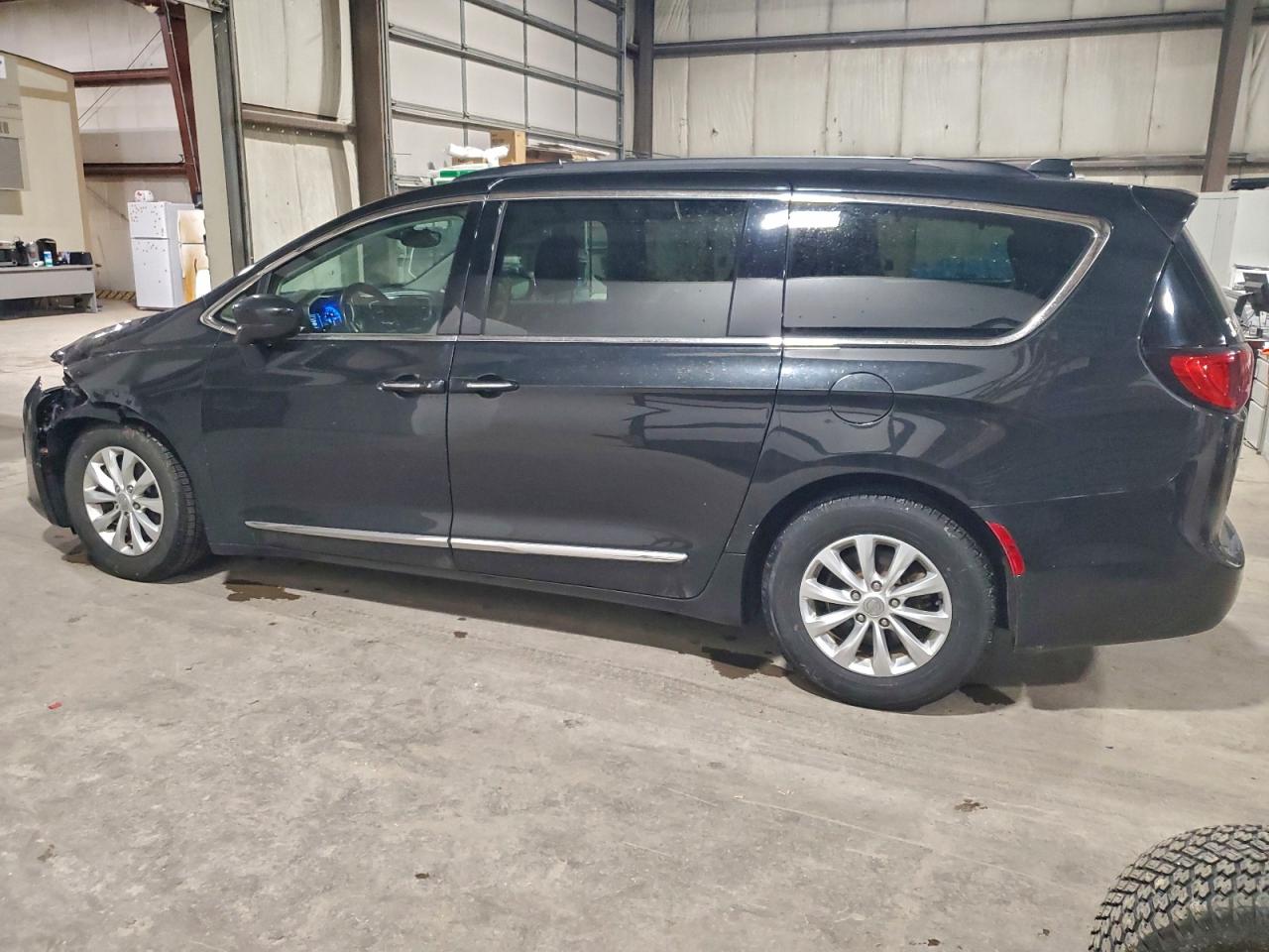Chrysler Pacifica Touring L Image 13