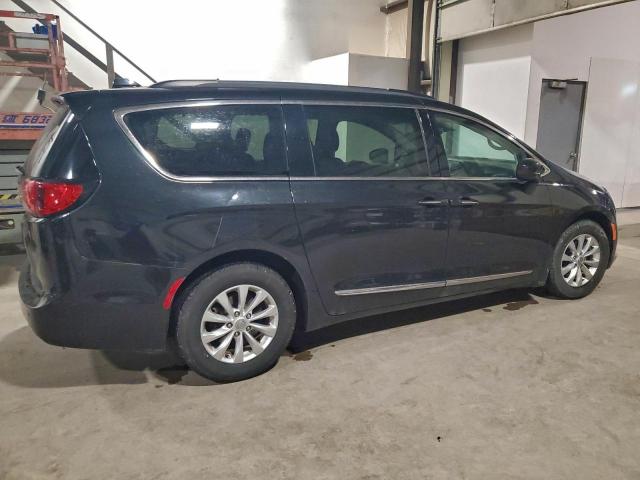 Chrysler Pacifica Touring L Image 2