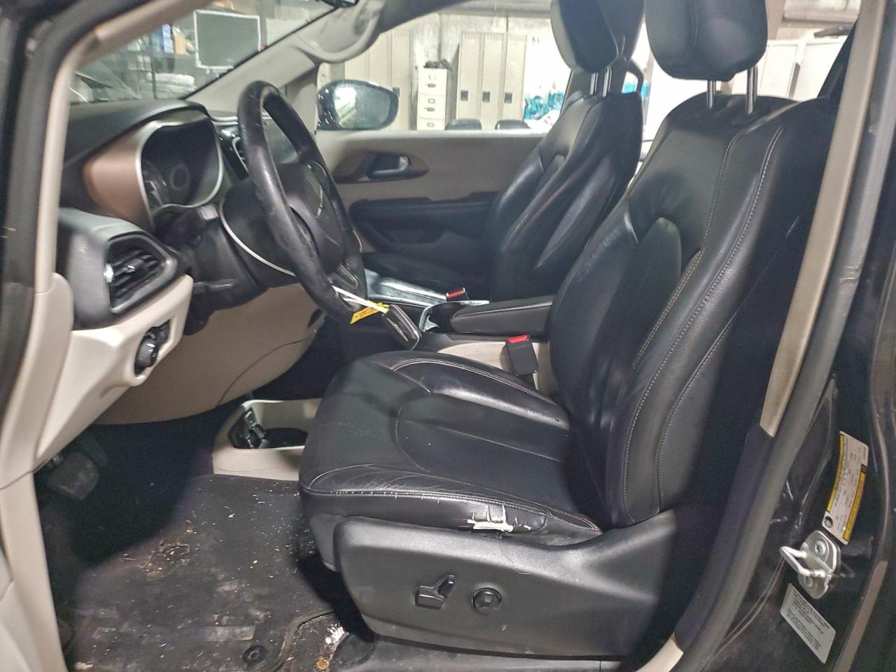 Chrysler Pacifica Touring L Image 5