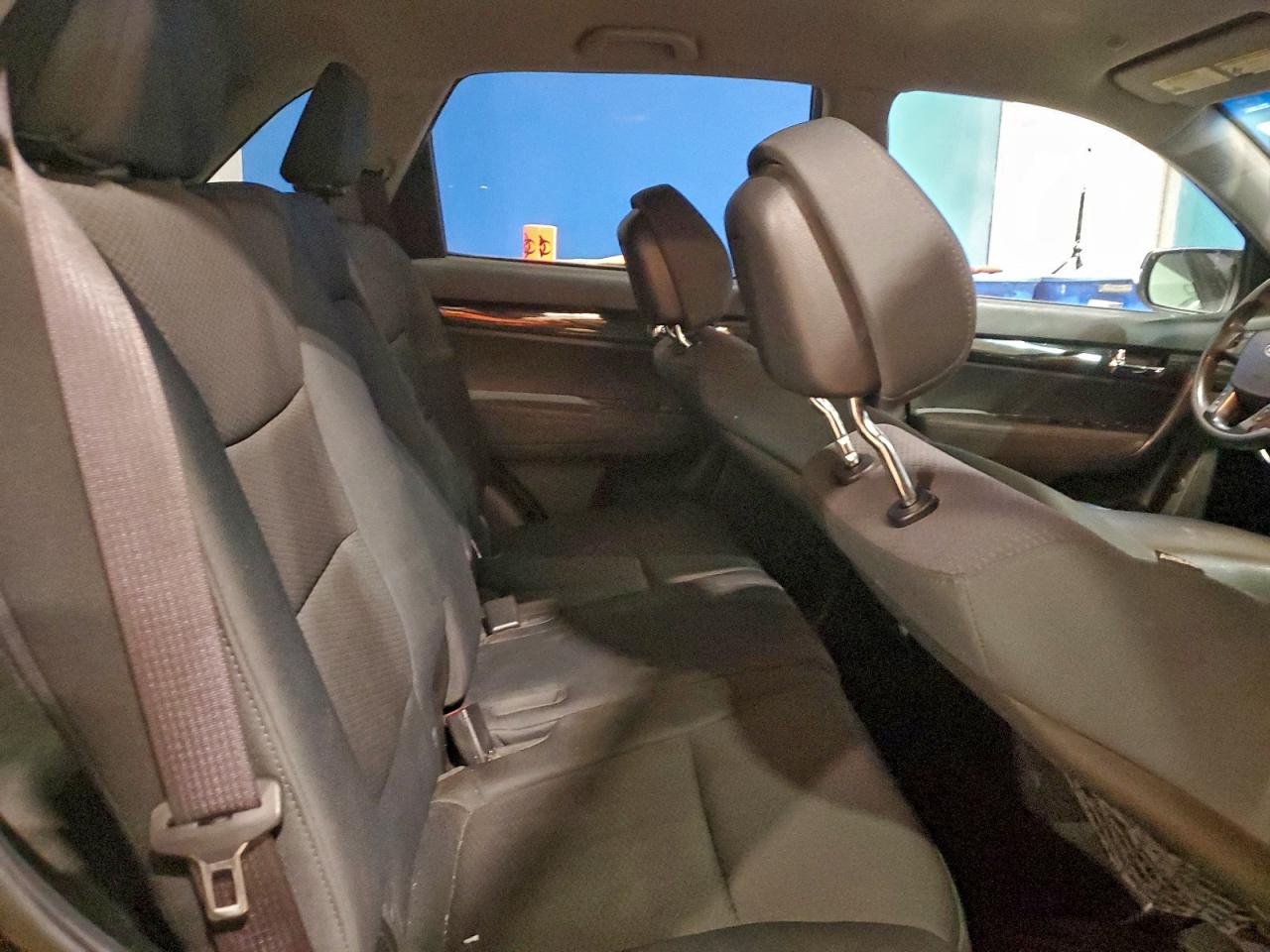 Kia Sorento Base Image 2