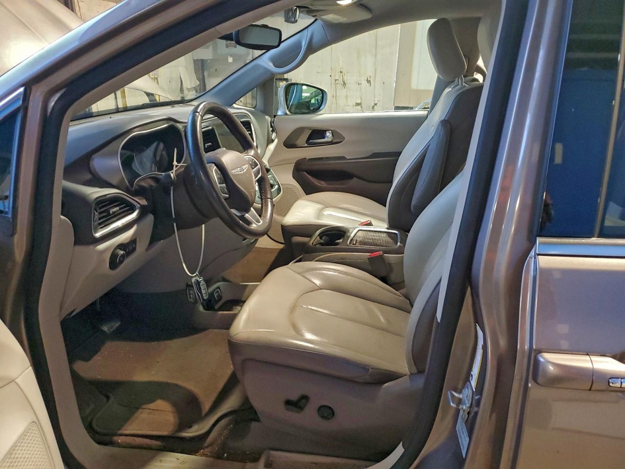 Chrysler Pacifica Touring L Plus Image 8