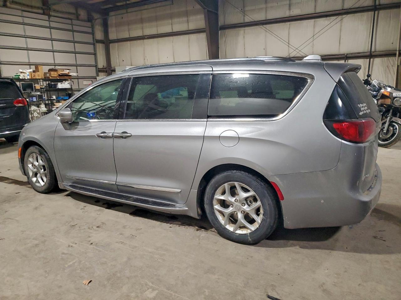 Chrysler Pacifica Touring L Plus Image 4
