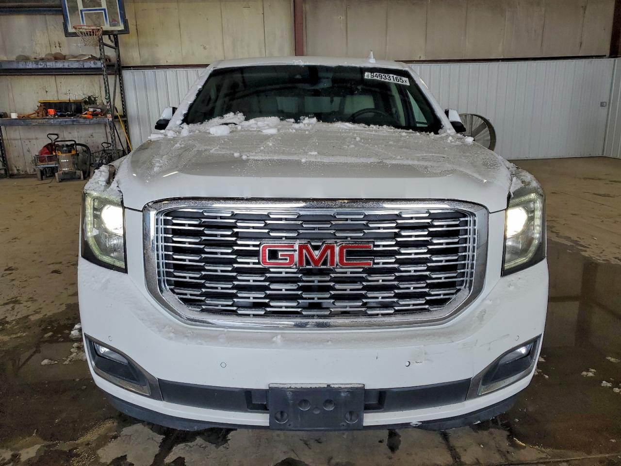 GMC Yukon Denali Image 4