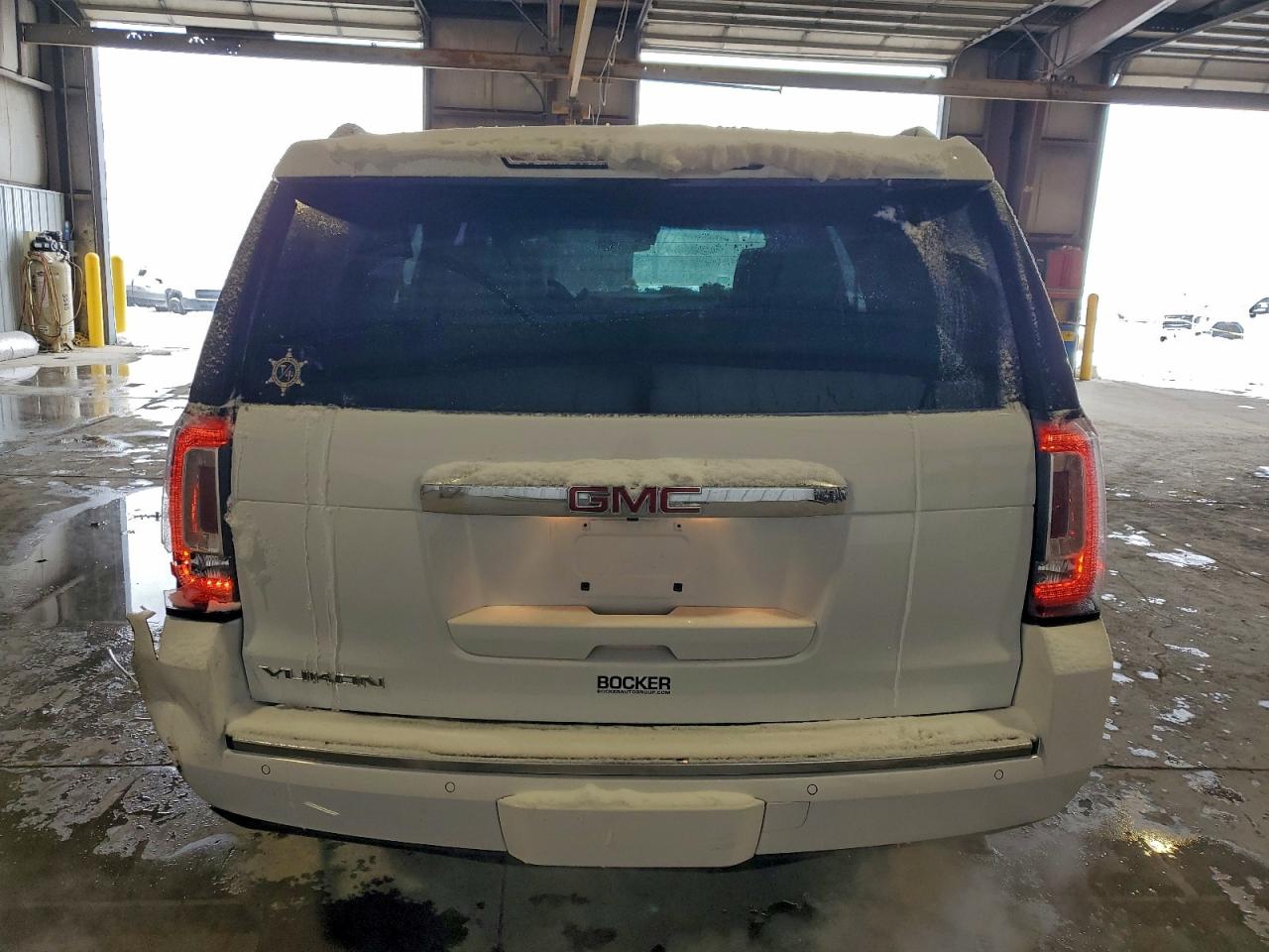 GMC Yukon Denali Image 3