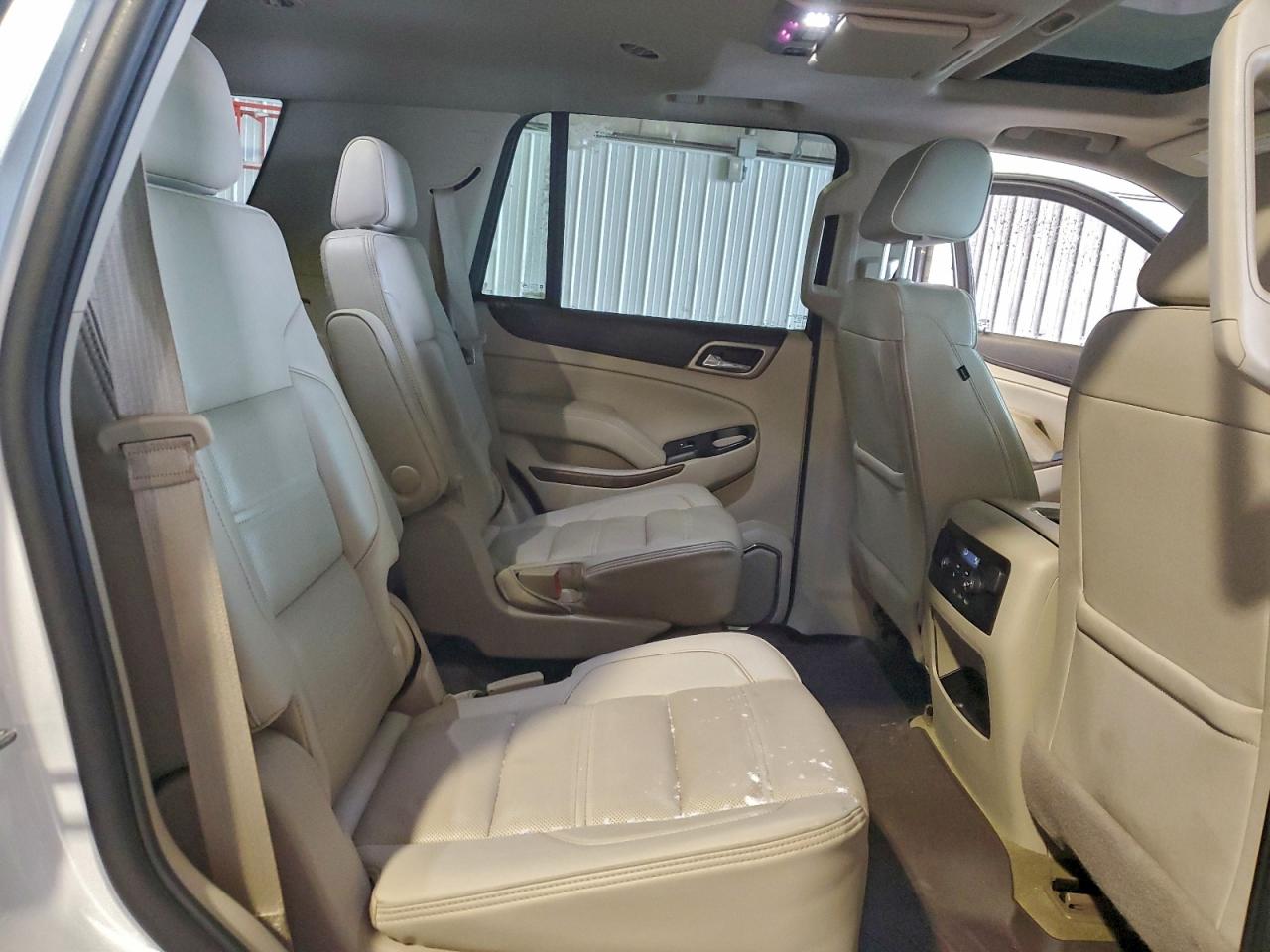 GMC Yukon Denali Image 5