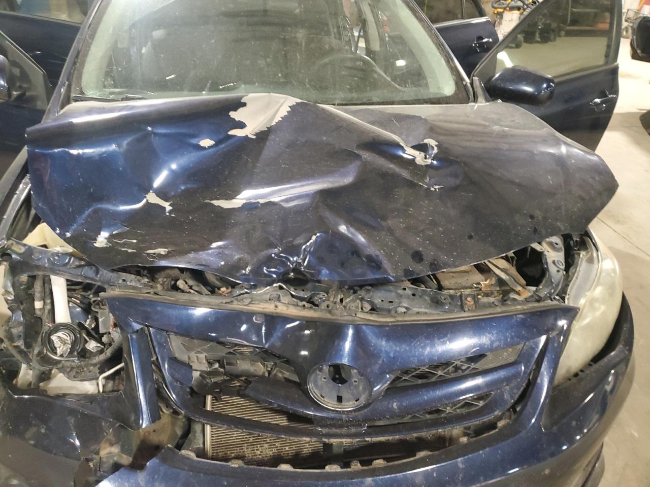 Toyota Corolla Base Image 9