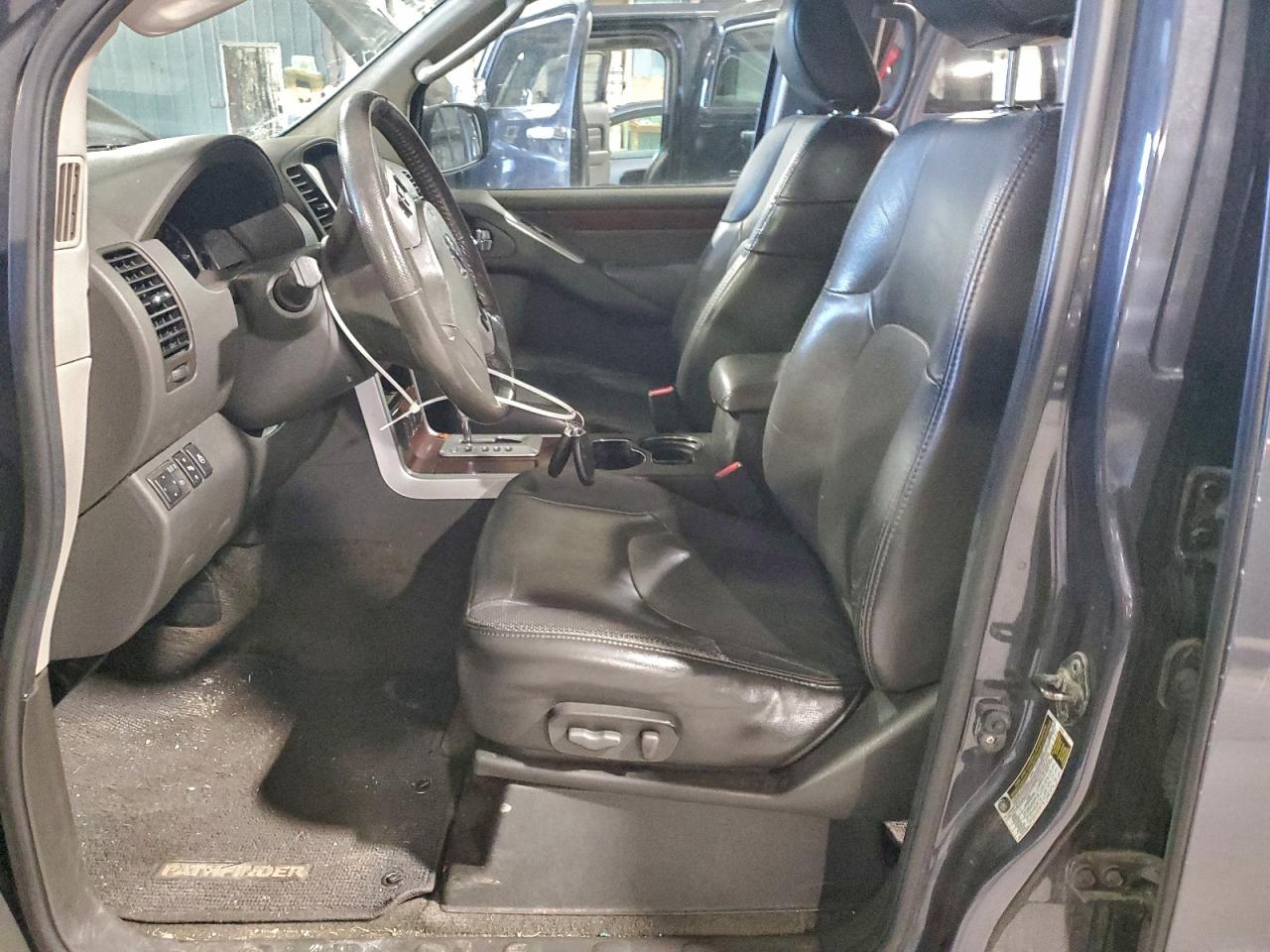 Nissan Pathfinder S Image 7