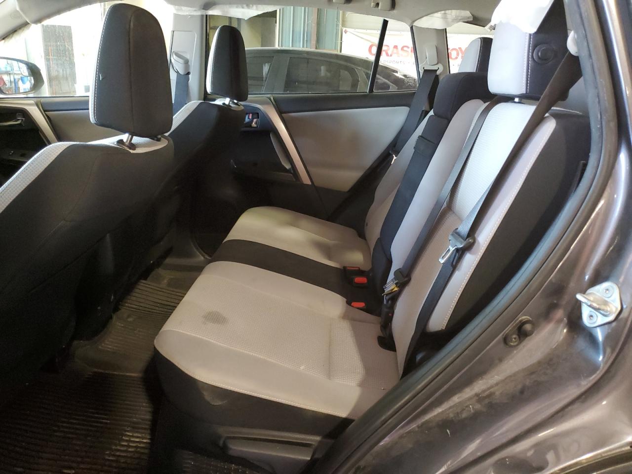 Toyota RAV4 Le Image 9