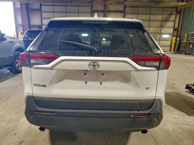 Toyota RAV4 Le Image 12