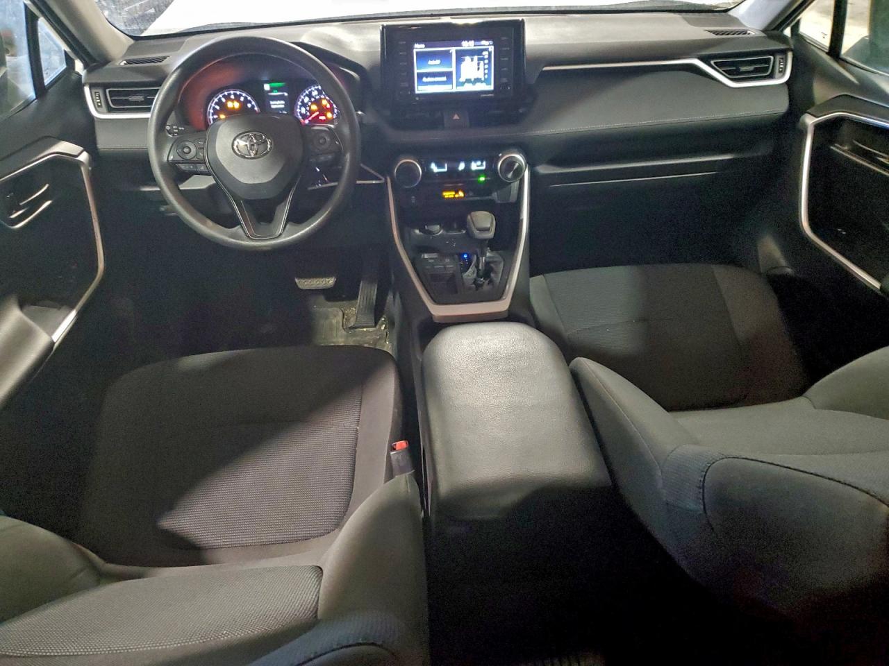 Toyota RAV4 Le Image 13