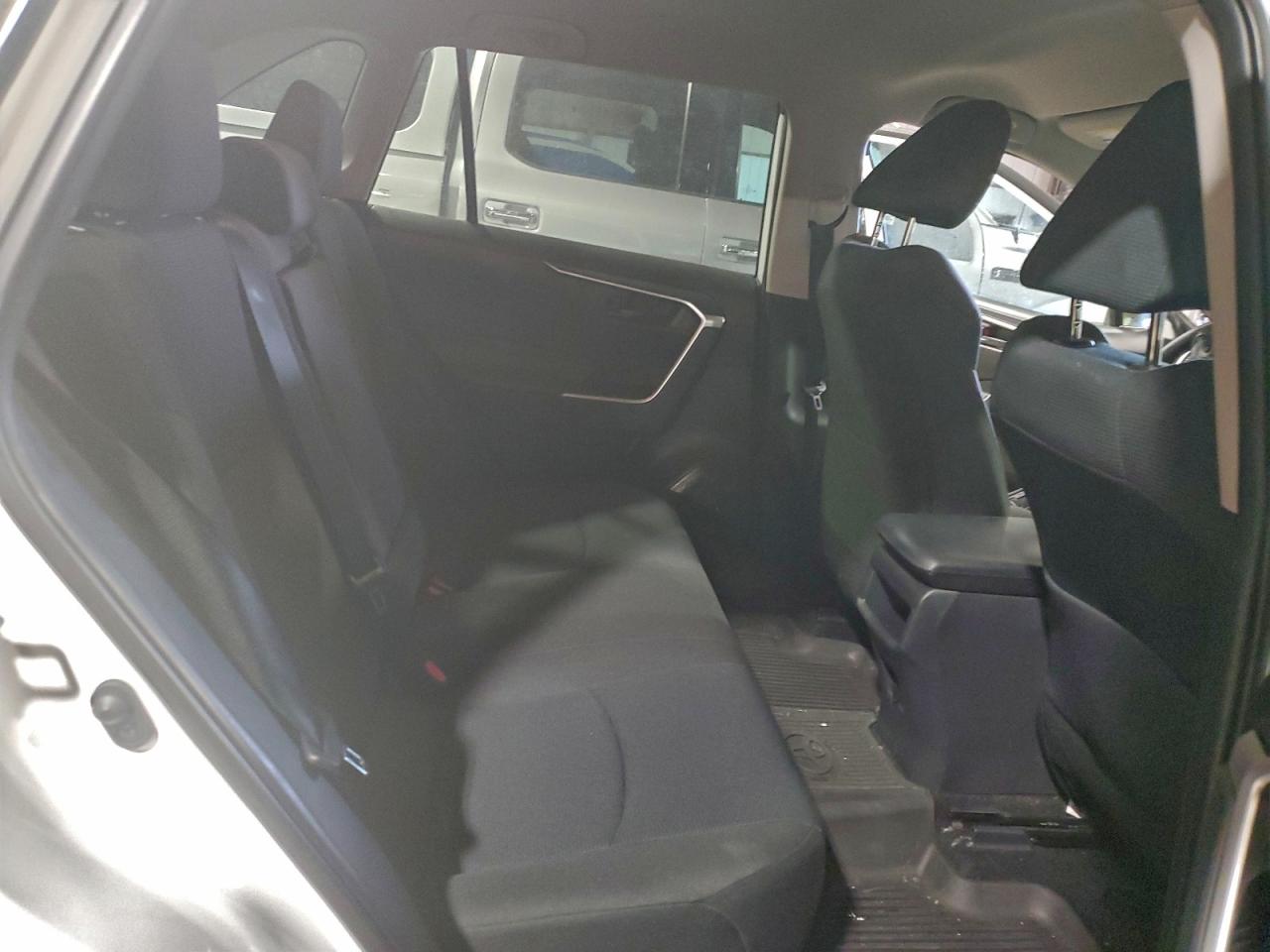 Toyota RAV4 Le Image 10