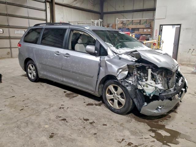 Toyota Sienna Le Image 9