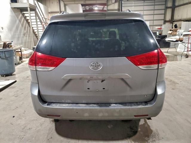 Toyota Sienna Le Image 5