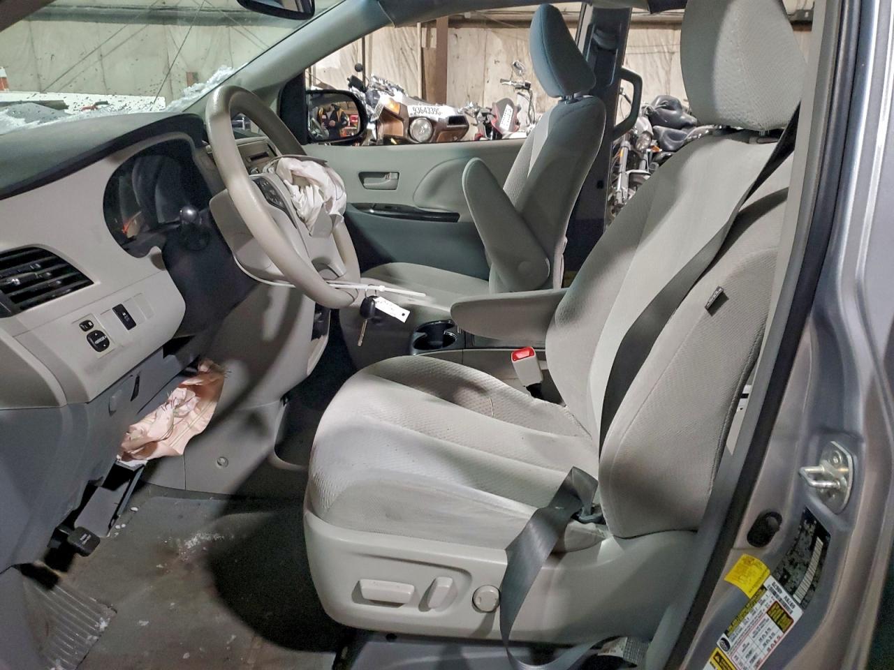 Toyota Sienna Le Image 4