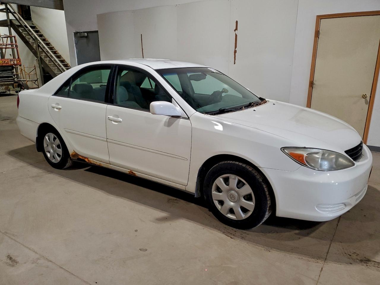 Toyota Camry Le Image 4