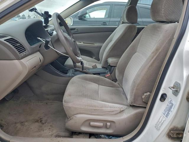 Toyota Camry Le Image 11