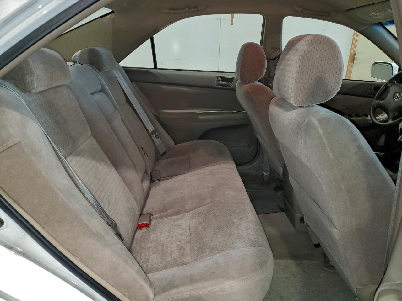 Toyota Camry Le Image 8