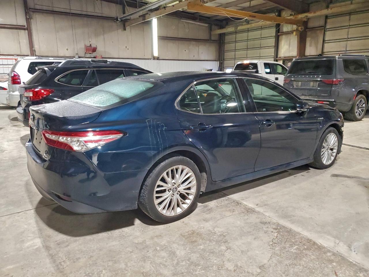 Toyota Camry Hybrid Image 2