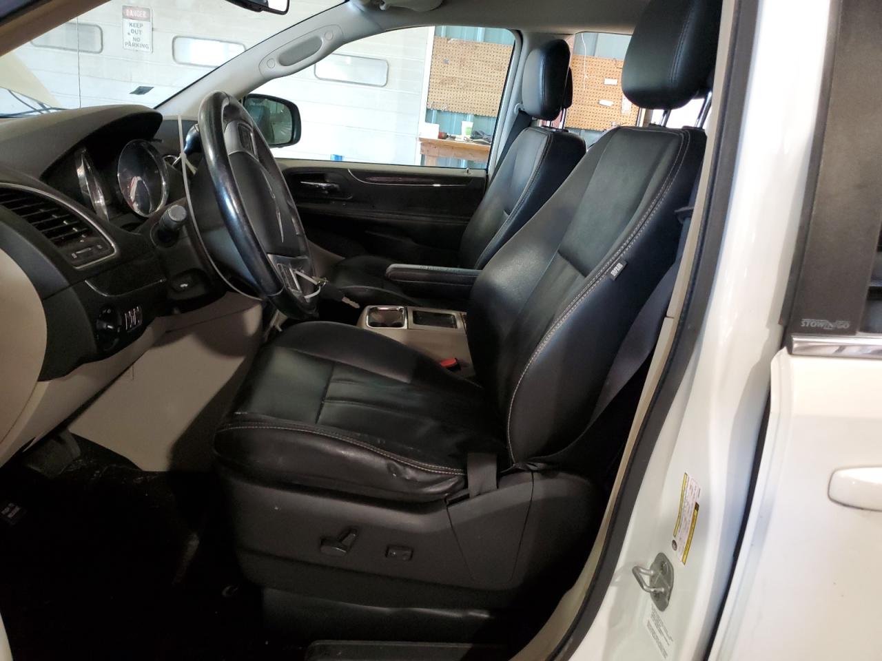 Chrysler Minivan Touring Image 9