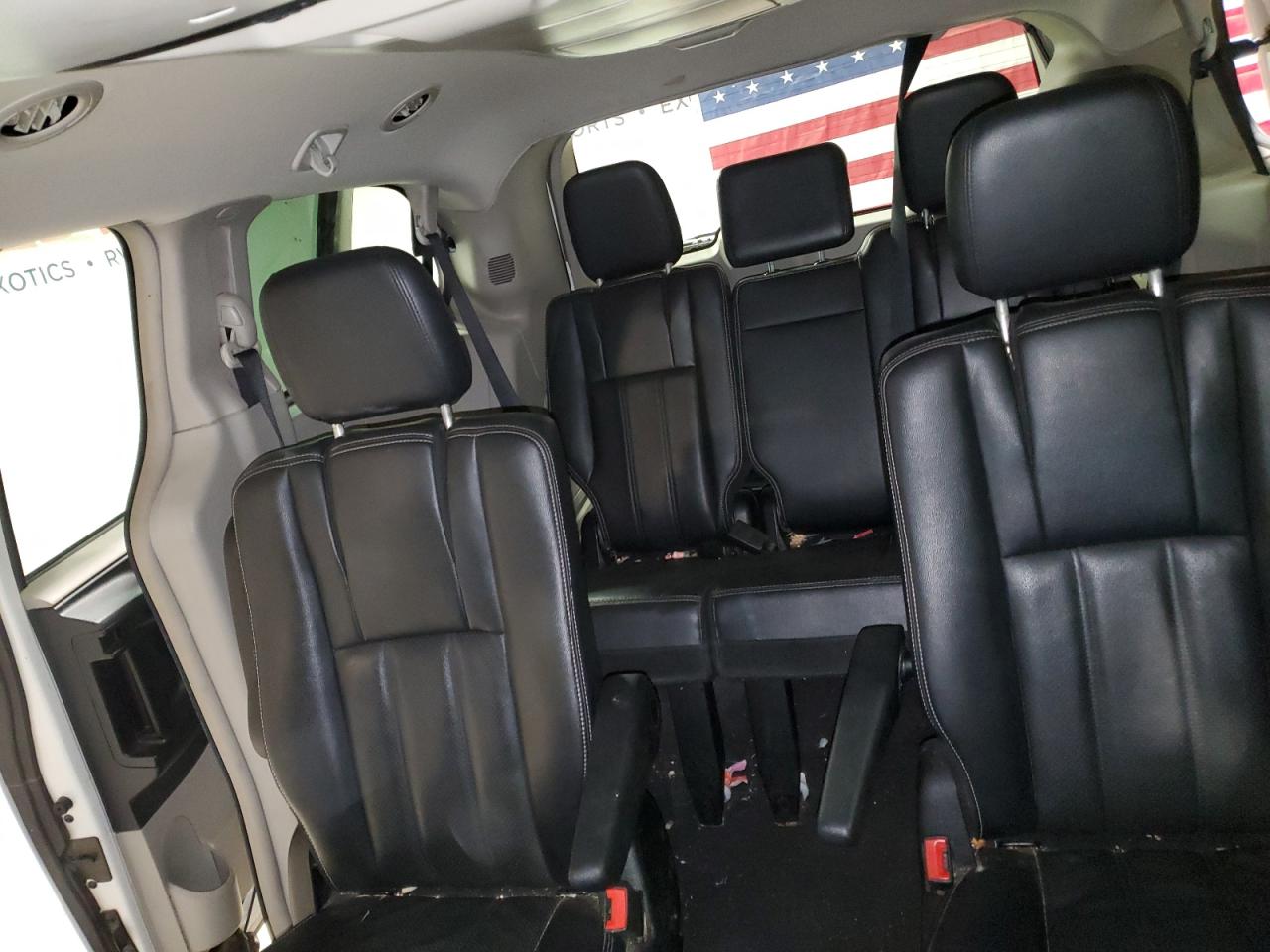 Chrysler Minivan Touring Image 10