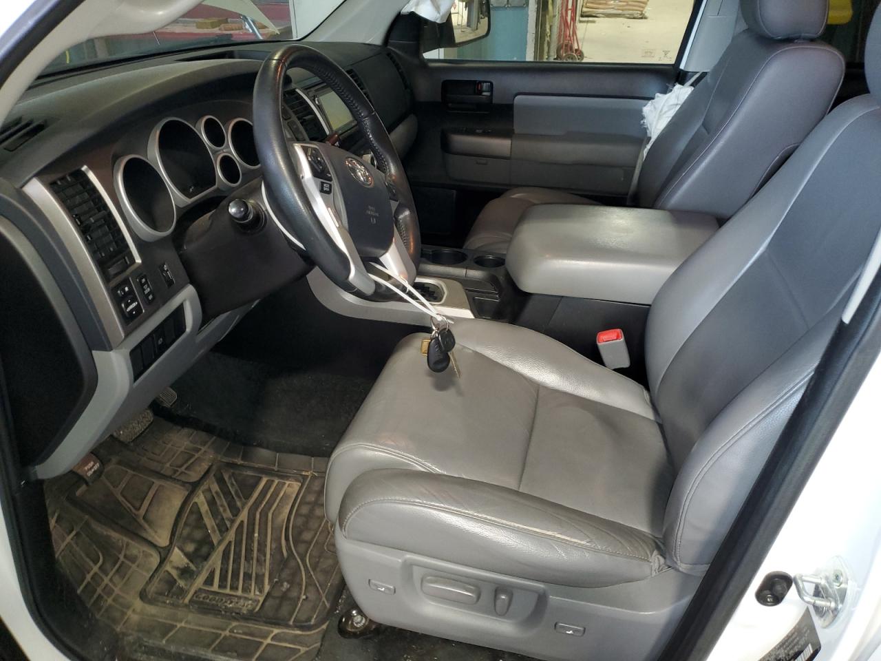 Toyota Sequoia Sr5 Image 4