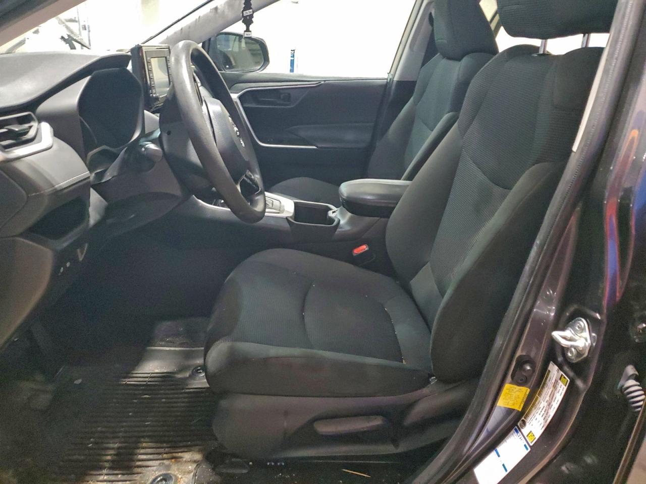 Toyota RAV4 Le Image 8