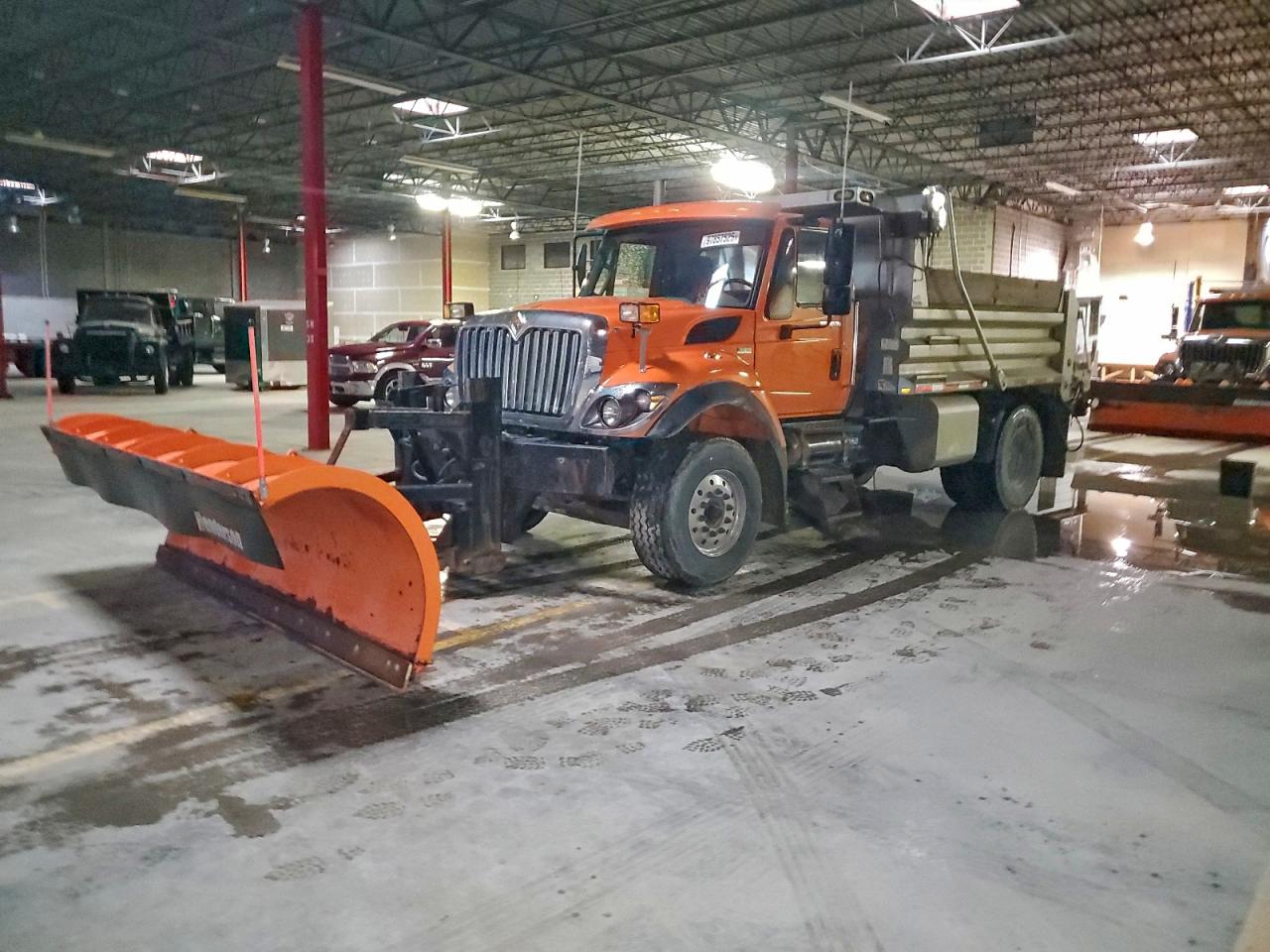 International 7000 7400 7400 Image 1