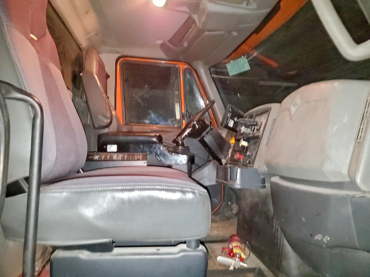 International 7000 7400 7400 Image 7